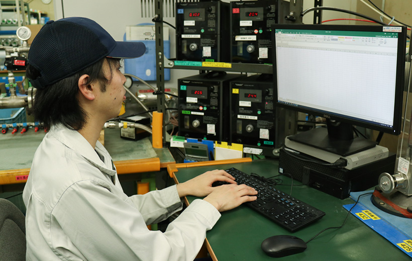 画像：パソコン作業を行う工員